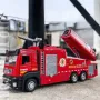Пожежна машина стріляє водою з гармати дитяча металева з лійкою склянкою Червоний