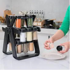 Органайзер для спецій, що містить 18 скляних баночок місткістю 100 мл.